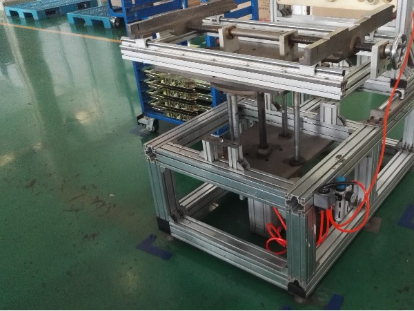 工業鋁型材生產廠家，除了生產鋁型材，還包括連接件